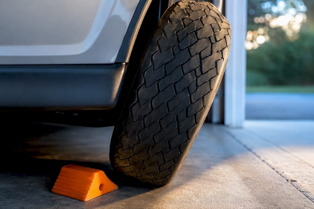 Tire sidewall positioned close to wheel arch