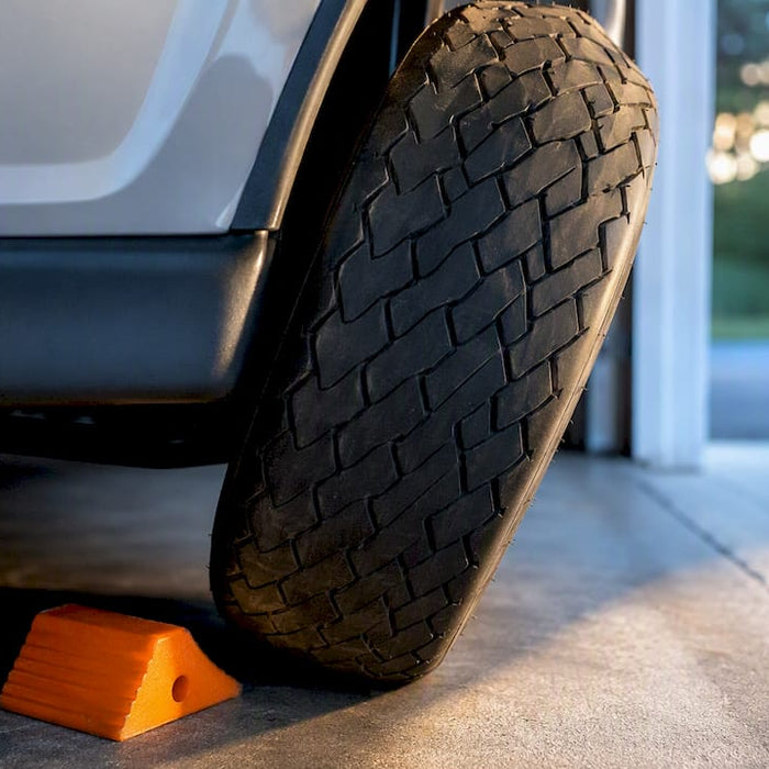 Tire sidewall positioned close to wheel arch